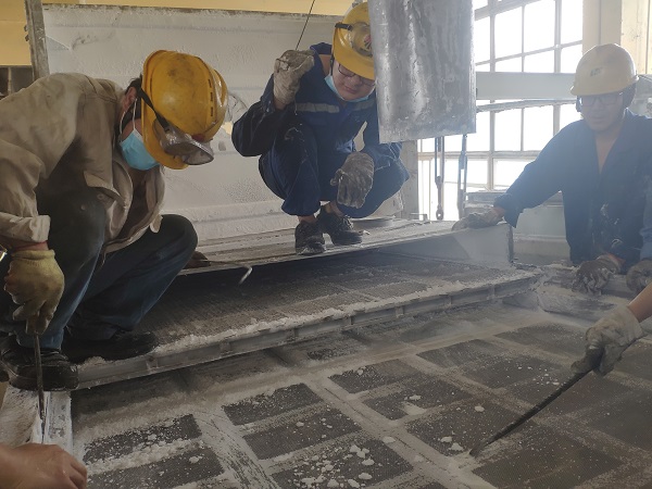 1690505695338873.jpeg 7月25日,檢修二部檢修人員在尿素包裝樓進行篩網更換作業.jpg