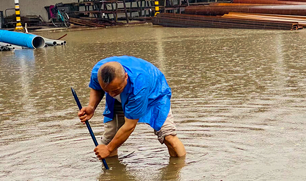 1690761479680305.jpeg 7月28日,采供部王建軍排內澇積水.jpg