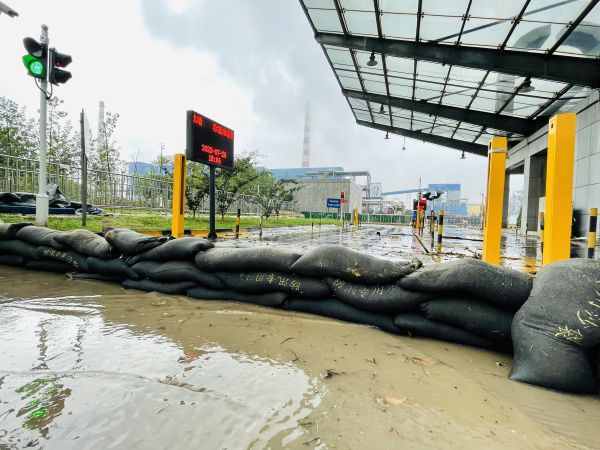 1690848278840667.jpeg 7月28日行政保衛部在南門筑起“防汛墻”.jpg