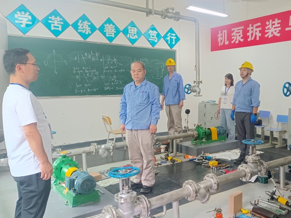 1691020139988866.jpeg 鉗工實操監(jiān)考老師宣讀考評細則1.jpg