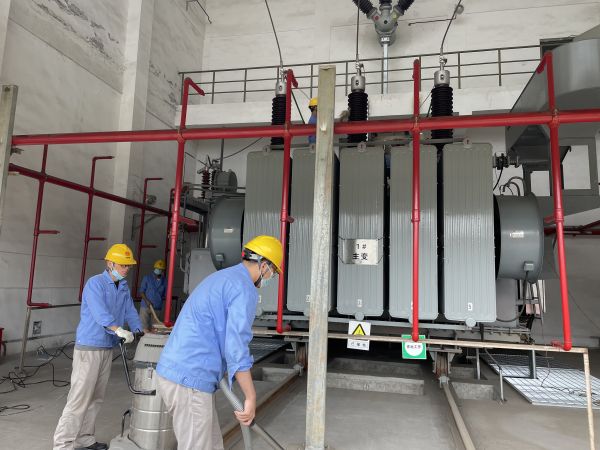 1691450661822665.jpeg 運(yùn)行人員利用吸塵器清掃變壓器室.jpg