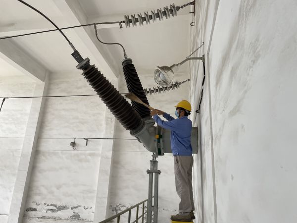 1691450671746251.jpeg 運(yùn)行人員在清掃變壓器絕緣子串.jpg