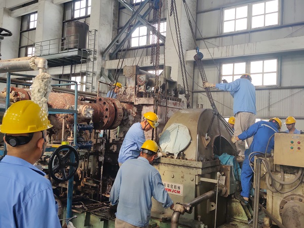 1691562882657477.jpeg 空壓機透平正在進行缸蓋起吊前的準備工作.jpg