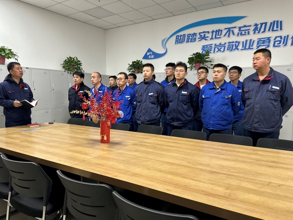 1691632828143636.jpeg 2023年3月7日制氣車間化工三班班長李楠班前會對當天生產操作工作進行強調.jpg