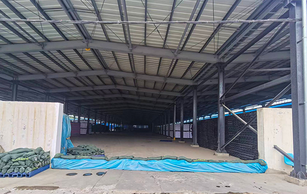 1691747269255391.jpeg 2023年8月4日運銷市場部員工根據天氣預報黃色預警提前對尿素庫區進行圍擋1 600.jpg