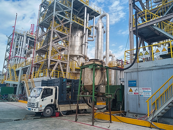 8月中下旬，乙二醇合成催化劑裝卸現場 (1)   600.jpg