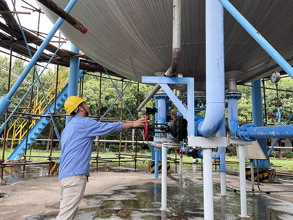 1693207707983967.jpeg 23年8月26日早900,副班長宋春平冒雨進行現場檢查.jpg