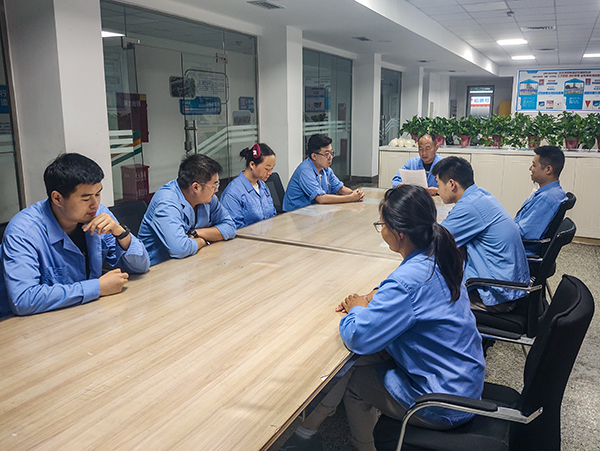 1693207720435462.jpeg 23年8月4日下午1600,合成二班班長宋春平對班組成員進行定期班組培訓.jpg