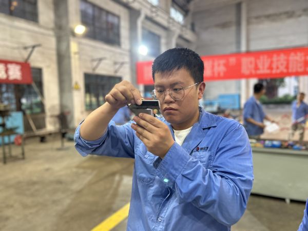 1693264499884505.jpeg 選手檢驗工件平整度.jpg