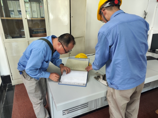 1693265431468076.jpeg 師帶徒,8月21日,老師傅王益在一期控制室為新員工胡含朗講解儀表設備圖紙.jpg