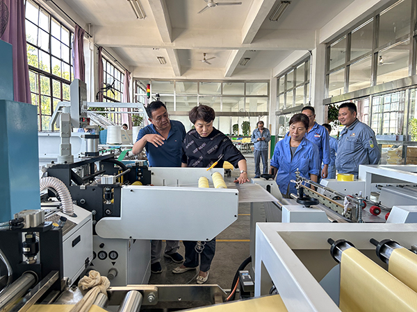 1693903254991791.jpeg 9月4日,渭河塑業公司總經理李留道為陜化塑業公司一行進行技術講解。.jpg