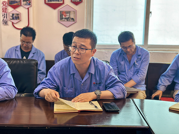 1693904576980534.jpeg 2023年9月4日-物料車間黨支部全體黨員在黨員活動室進行主題教育專題組織生活會會前集中學習-黨員、車間副主任秦昊研討發言.jpg