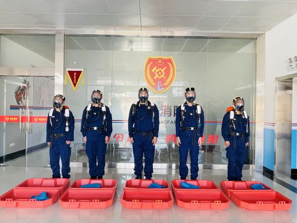 1694319526347497.jpeg 消防隊員佩戴新空呼.jpg