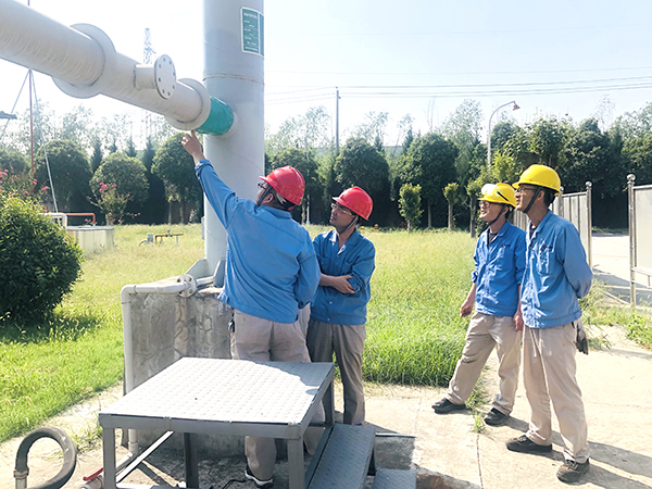 1694731791252634.jpeg 9月14日上午,公司領(lǐng)導(dǎo)馬軍忙深入191罐區(qū)開展安全環(huán)保綜合大檢查-圖為馬總檢查環(huán)保設(shè)施.jpg