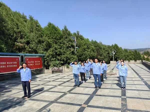 1694765544726095.jpeg 支部書記帶領黨員重溫入黨誓詞.jpg