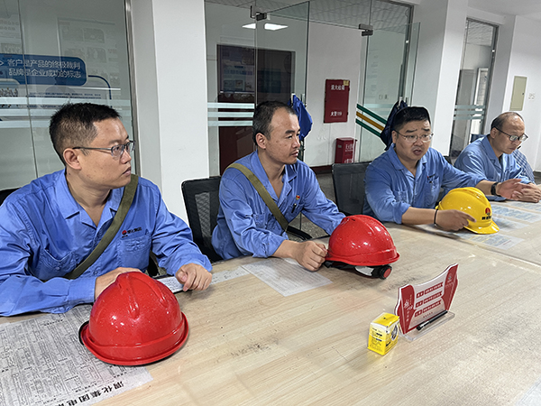 1695191285108382.jpeg 9月19日9:40交接班室演練評審會上車間副主任劉立考、李瑞財,車間安全員董子旭對演練進行總結.jpg