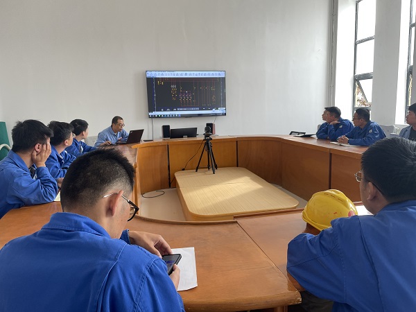 9月24日，電氣技術員于康健與參訓人員進行討論答疑。.jpg