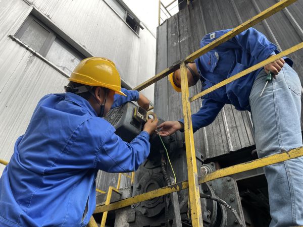 1695864188506108.jpeg 電儀分部員工在為設備更換零件.jpg