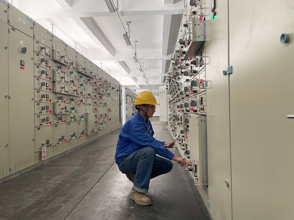 1695864199565644.jpeg 電儀分部員工在巡檢并檢查設備運行情況.jpg