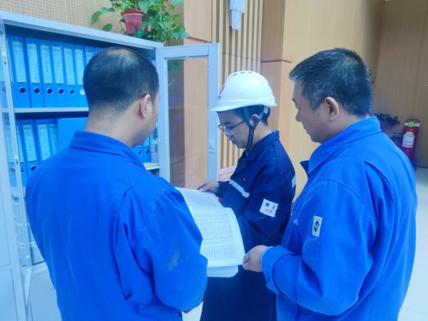 1695864831215298.jpeg 9月27日,交叉檢查組查看崗位人員安全操作規程.jpg