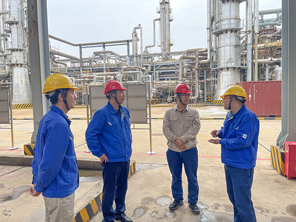 1696254082512168.jpeg 10月1日,副總經理趙強、合成車間主任王東亮及技術人員在合成氨裝置現場檢查工作.jpg