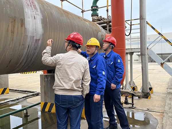 1696254106110875.jpeg 10月2日,副總經理趙強、合成車間主任王東亮在合成氨裝置現場做大檢修前的檢查工作.jpg