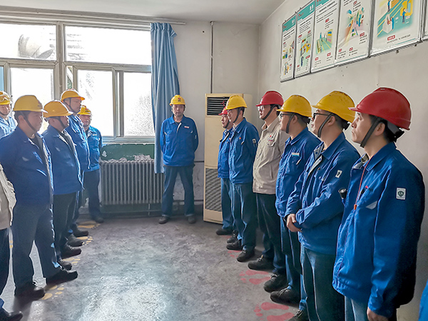 1696669558880013.jpeg 10月7日上午7時(shí)50分,動(dòng)力車間雙節(jié)收假后的第一個(gè)班組交接班會(huì).jpg