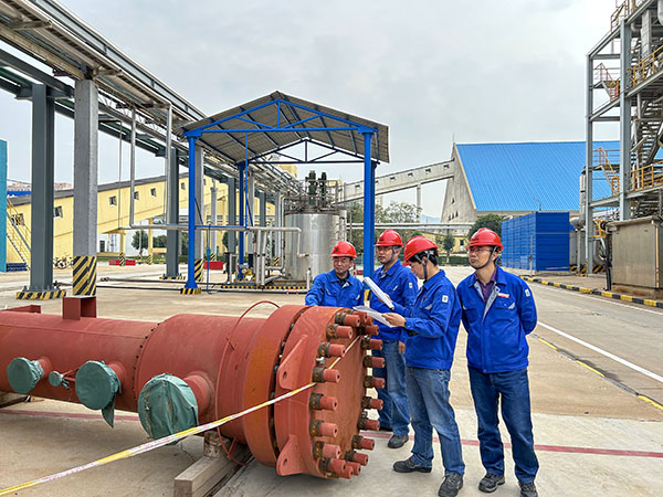 1696811196991592.jpeg 10月8日公司總工程師深入尿素車間檢修現場進行安全檢查.jpg