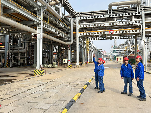 1696811211855866.jpeg 10月8日公司總工程師深入合成車間檢修現場進行安全檢查.jpg