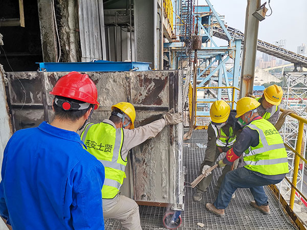 1696819930862155.jpeg 第三箱舊催化劑被順利運出.jpg