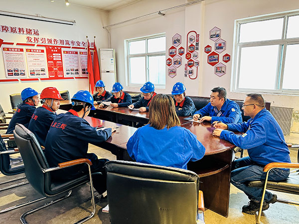 1696821500851197.jpeg 10月8日,車間主任、技術員、安技員對外協檢修人員進行安全教育及安全告知.jpg