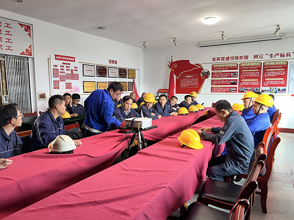 1696842092115461.jpeg 10月9日,合成車間安技員呂博宇在車間會(huì)議室對(duì)兩家外協(xié)單位人員分發(fā)安全試卷.jpg