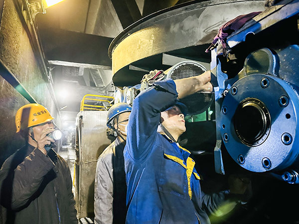 1696842668974635.jpeg 10月9日檢修人員為卸煤系統葉輪給煤機減速機復位.jpg