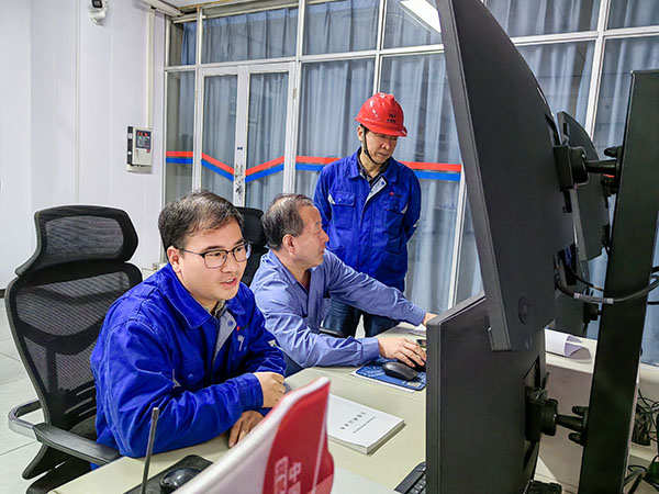 1696843046199452.jpeg 9日上午,動(dòng)力車間主任姜軍虎和技術(shù)員陳健在三期中控室指導(dǎo)5號(hào)鍋爐停爐作業(yè).jpg