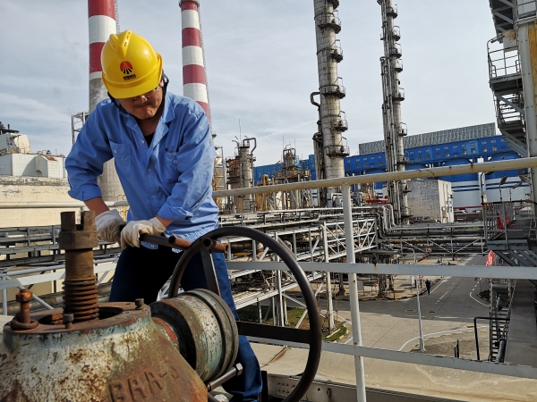 1696923552907845.jpeg 操作人員正在進行空壓機停車關(guān)閥工作.jpg