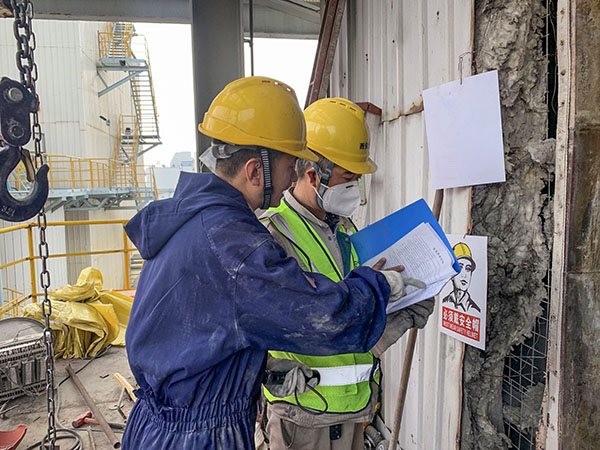 1697004502566125.jpeg 動力車間技術員王偉指導外協人員辦理工作票.jpg