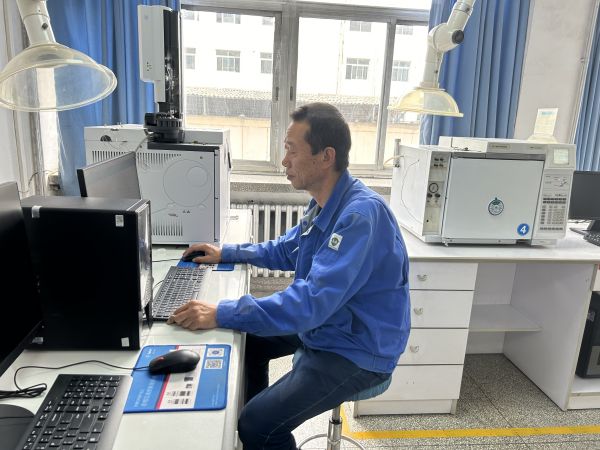 1697008370547996.jpeg 10.10楊國銳檢查色譜運行情況.jpg