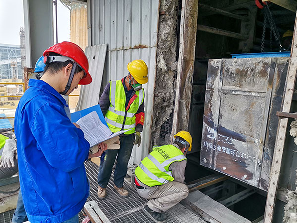 1697012567930614.jpeg 動力車間副主任趙深林在催化劑更換現場檢查票證.jpg