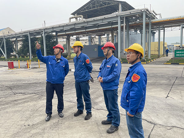 1697069472577902.jpeg 10月11日,趙強來到氣化裝置區對變換爐觸媒更換檢修進度進行了解指導.jpg