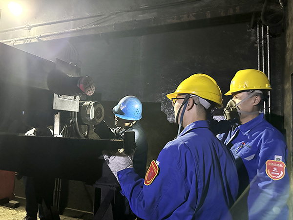 1697091164553471.jpeg 10月11日物料車間1號(hào)帶葉輪給煤機(jī)檢修現(xiàn)場黨曉波及檢修人員檢查檢修質(zhì)量(2).jpg