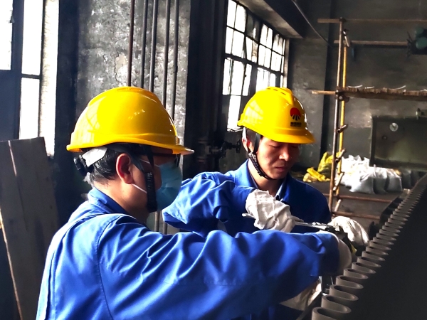 1697091914593670.jpeg 10月11日1號鍋爐給煤機平臺王明偉、屈軍強、周少龍配合檢修1號鍋爐給煤機稱重系統.jpg