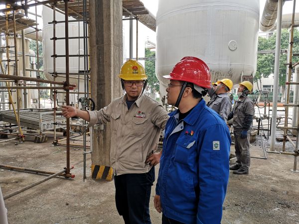 車間負責人正在現場詢問設備檢修進度 雙甲車間 劉幫亮.jpg