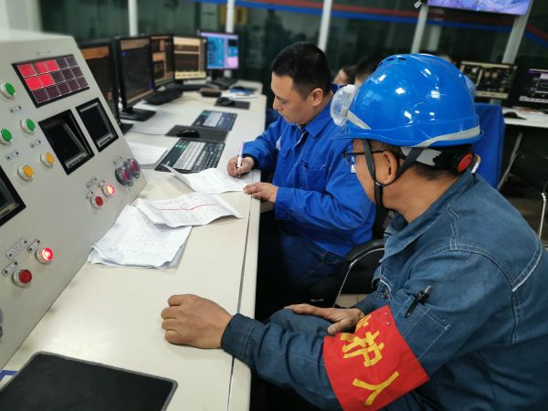 1697184262396523.jpeg 動力車間一期鍋爐控制室,值班人員確認檢修票證.jpg