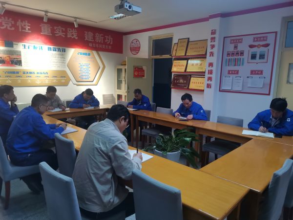 1697184281274566.jpeg 12日晚上8點,安全員在檢修例會上通報當天檢查結(jié)果.jpg