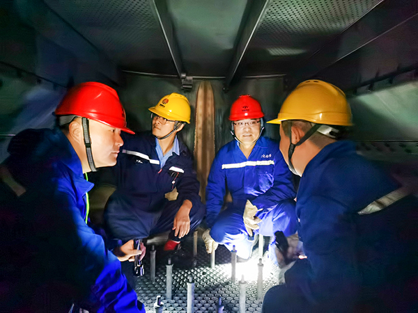 1697331530254239.jpeg 10月13日下午,尿素車間、生產部、修造部人員在汽提塔內檢查2.jpg