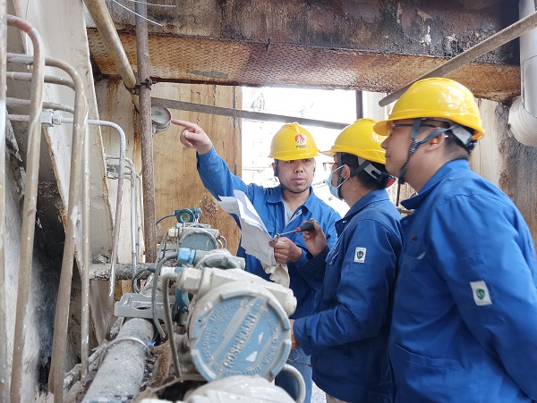 1697331545263291.jpeg 10月13日,一期空分現(xiàn)場(chǎng),空分尿素工段人員在檢查更換儀表,核對(duì)儀表參數(shù).jpg