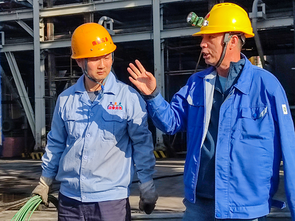 1697437044286198.jpeg 10月15日,黨升軍在現(xiàn)場叮囑清洗隊員有關清洗工作的注意事項.jpg