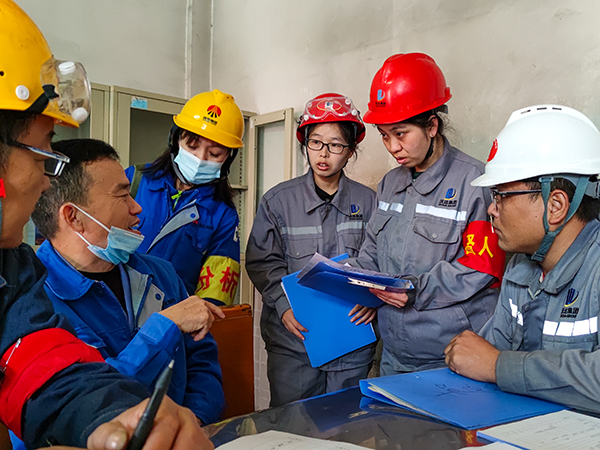 1697437072881492.jpeg 10月14日,王蘭珍在現(xiàn)場板房,簽署作業(yè)票,與外協(xié)人員溝通.jpg