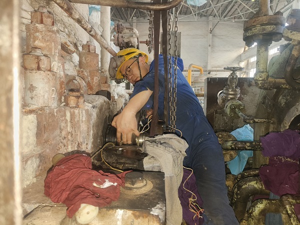 1697499600892866.jpeg 作業人員正在安裝軸承.jpg