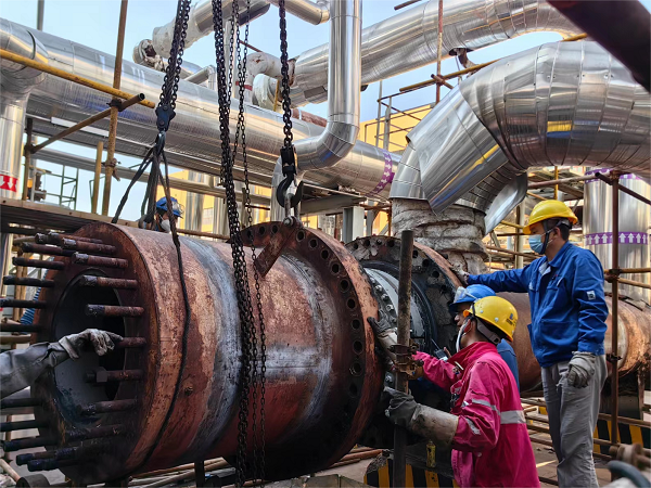 1697500782402998.png 杜保順認(rèn)真監(jiān)督換熱器吊裝工作.png